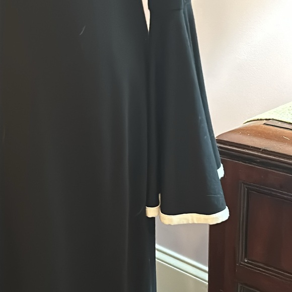 Size small Vince Camuto, black dress with bell sleeve fully lined - Picture 3 of 7